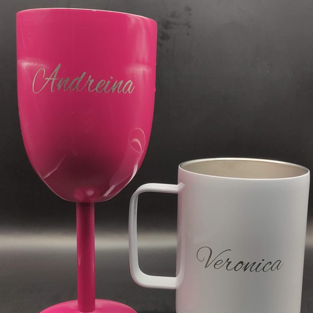 Copa y taza metálicas con nombres grabados